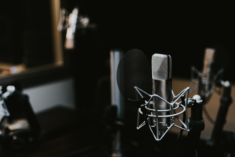 Estudio de grabacion de podcast con microfono y cascos profesionales